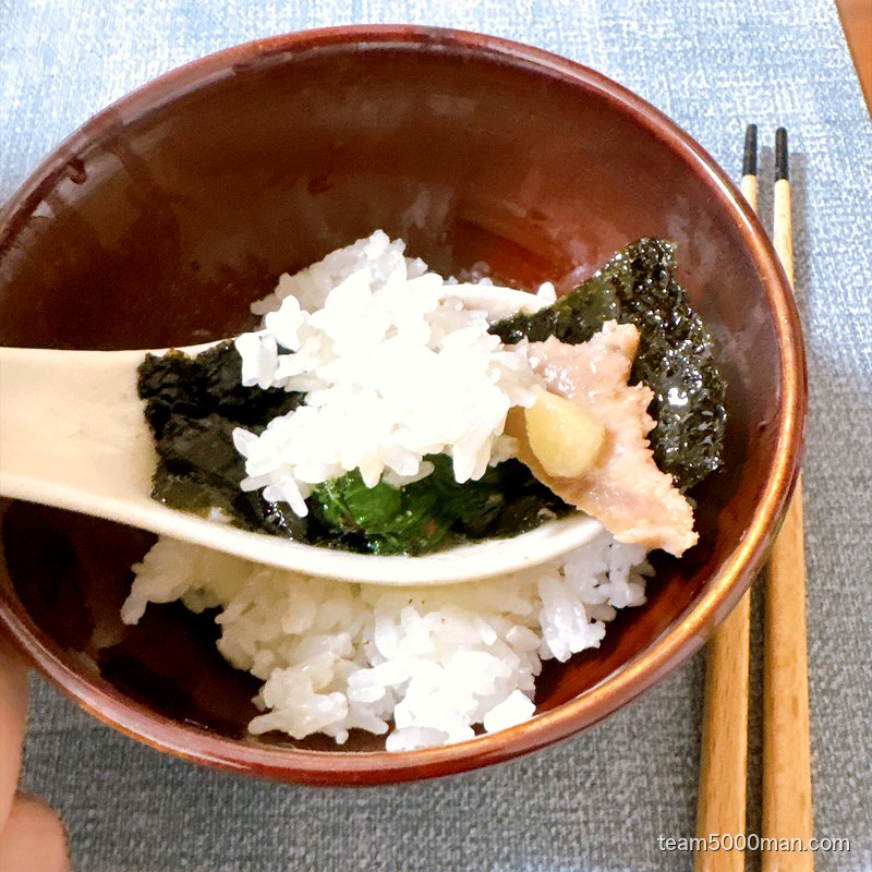 スープに浸した海苔でライスを巻く家系の定番の食べ方