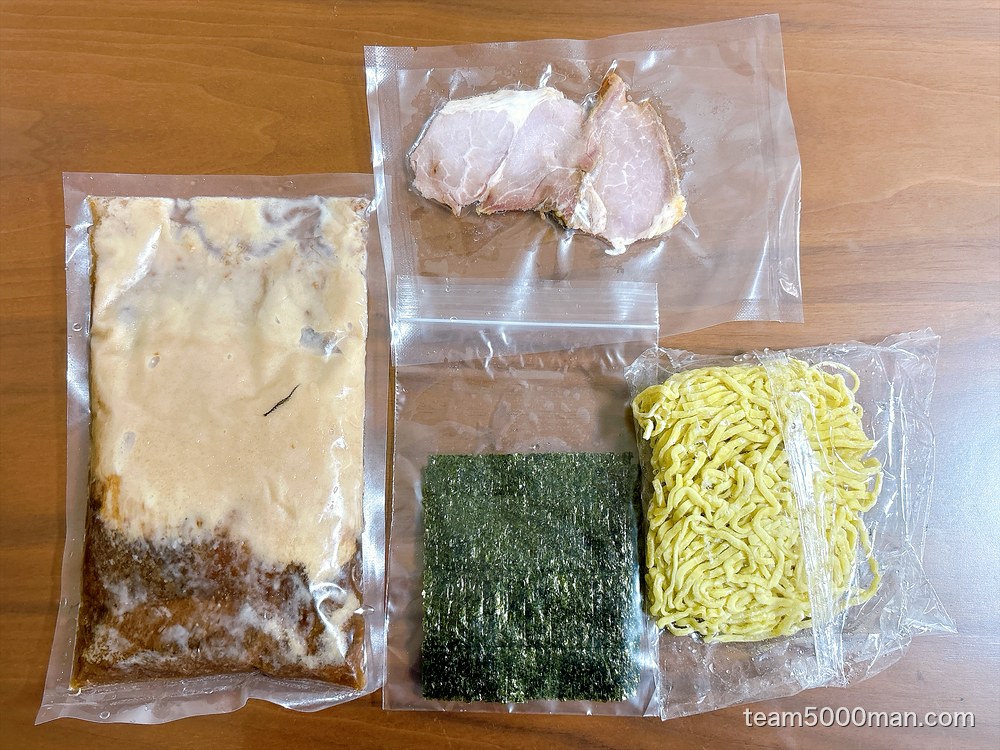 神田ラーメンわいず「ラーメン」のセット内容。スープ・麺・チャーシュー・海苔