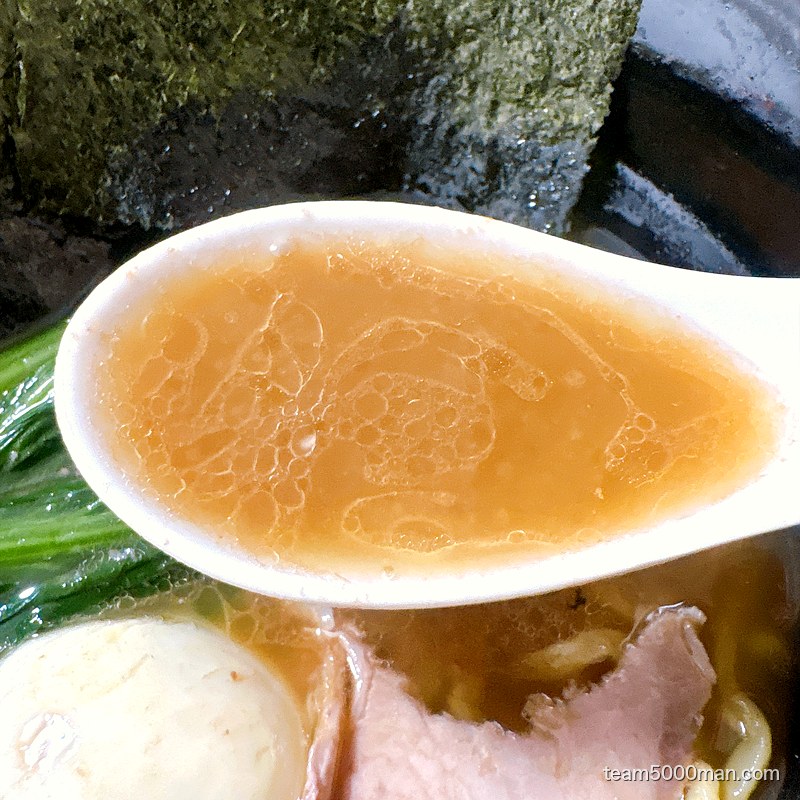 神田ラーメンわいずの濃厚豚骨醤油スープをれんげですくったアップ
