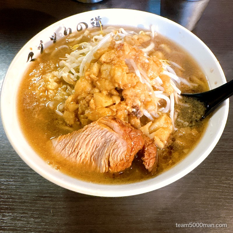 マジックの道 ラーメン(麺150g・豚1枚・野菜少なめ)の完成丼を真上から