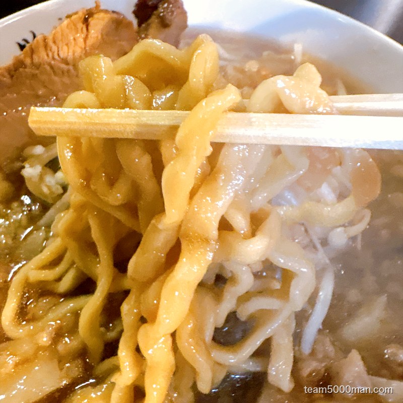 絡み合ってほぐれていないマジックの道の麺