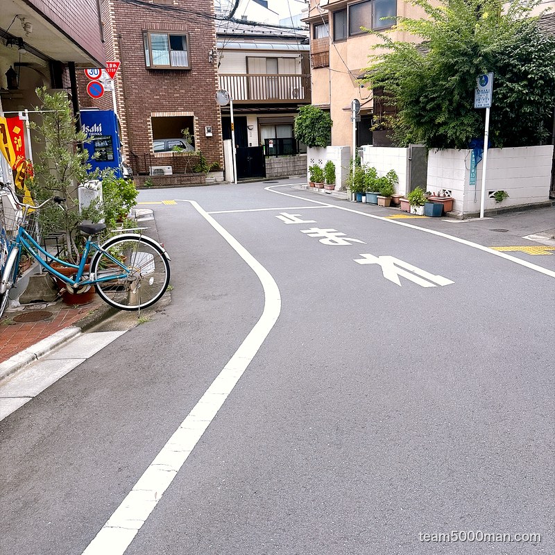 右折するT字路