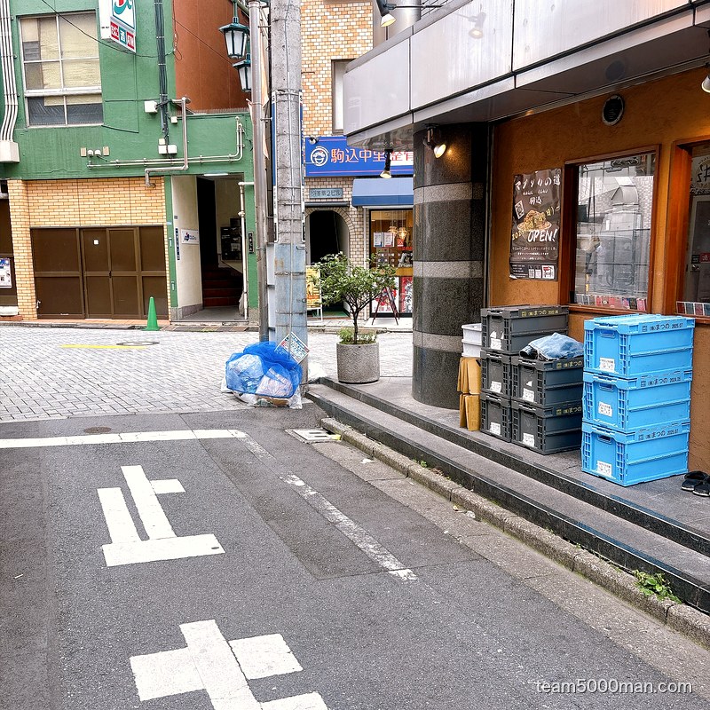 突き当たり手前。右側にマジックの道の建物が見える