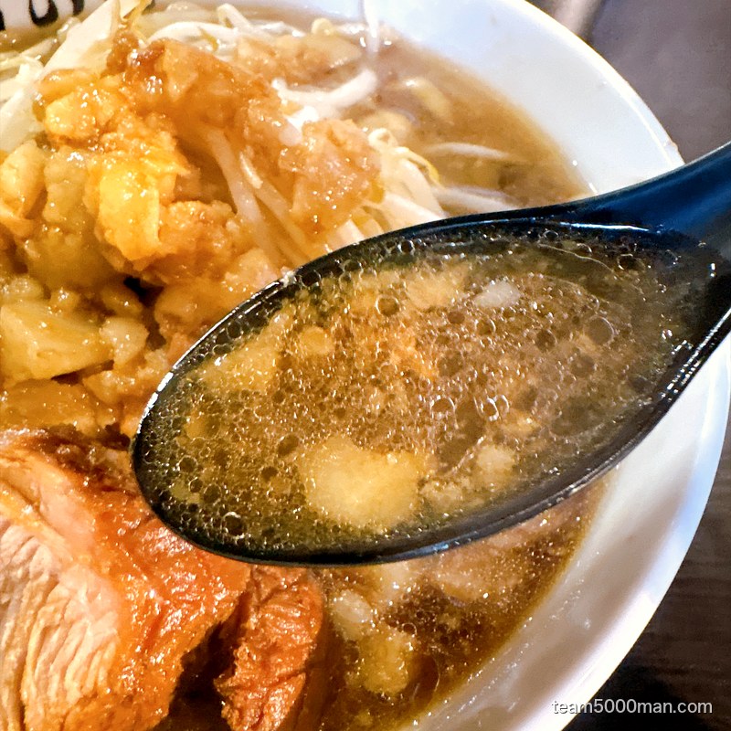 レンゲですくったマジックの道のスープ。この日は非乳化寄りだった