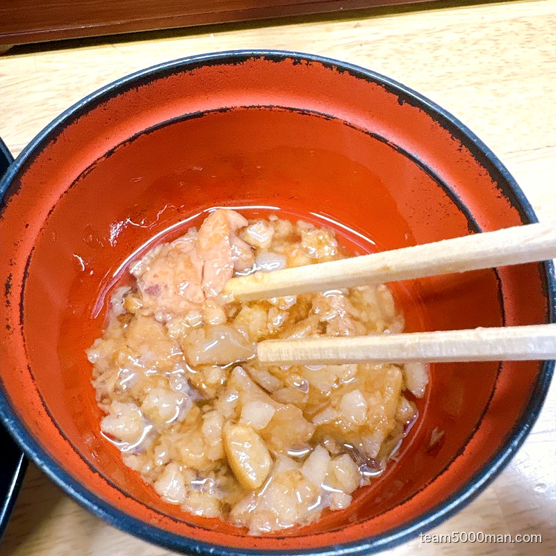 別皿で提供される俺の生きる道の味付き脂。マシまで無料