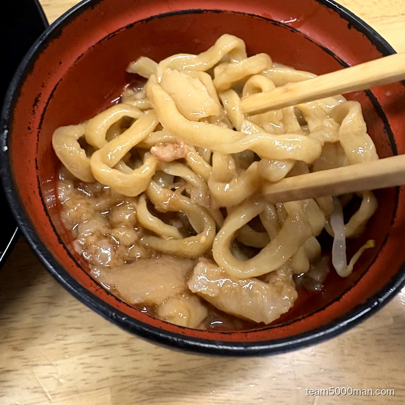脂とよく絡めた麺を持ち上げたところ。自作の脂そば