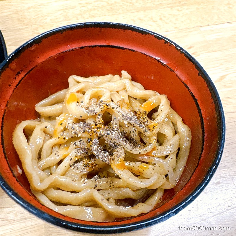 脂そばに黒胡椒とラー油を足した辛めのアレンジ