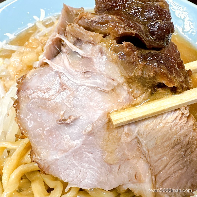 麺の上に乗った俺の生きる道のチャーシューのアップ