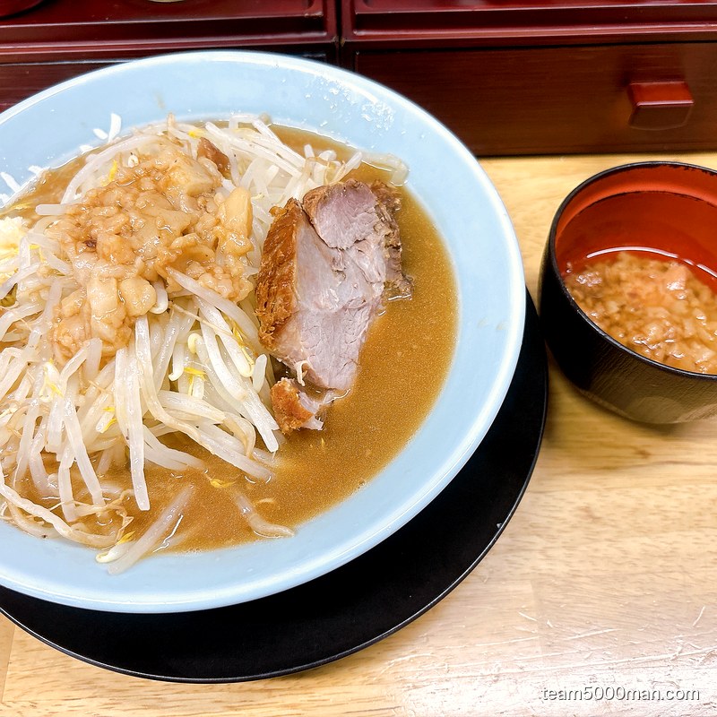 俺の生きる道の完成丼と、別皿で提供された味付き脂