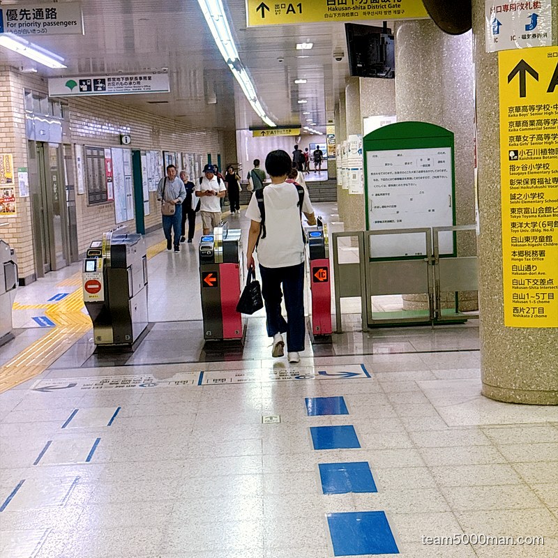 A1出口へ向かう白山駅の地下通路