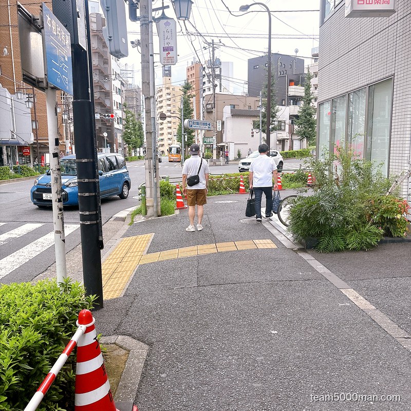 俺の生きる道 白山店へ向かう歩道をまっすぐ進む