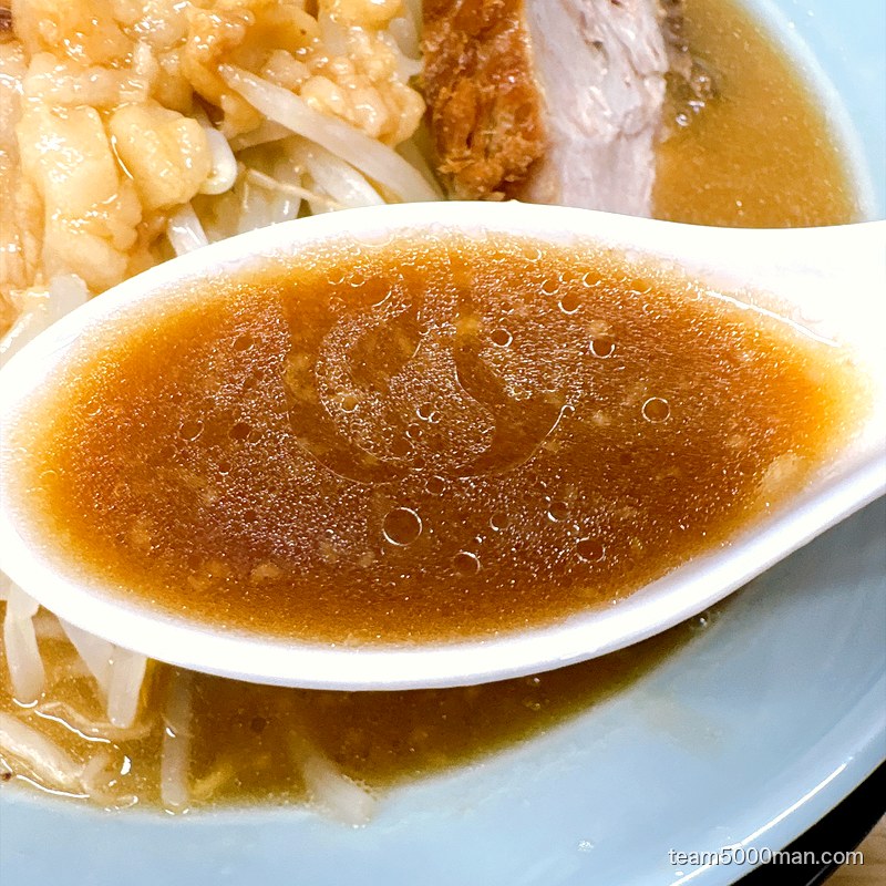 レンゲですくった俺の生きる道の微乳化スープ