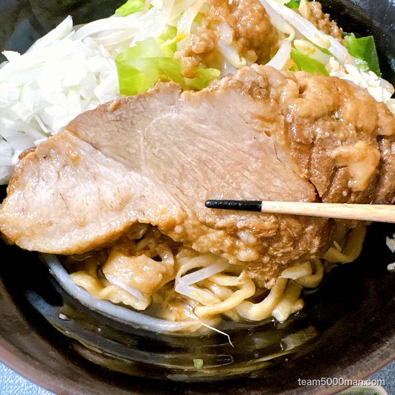 俺の生きる道 汁なしの大判チャーシュー。まるでステーキのような厚み