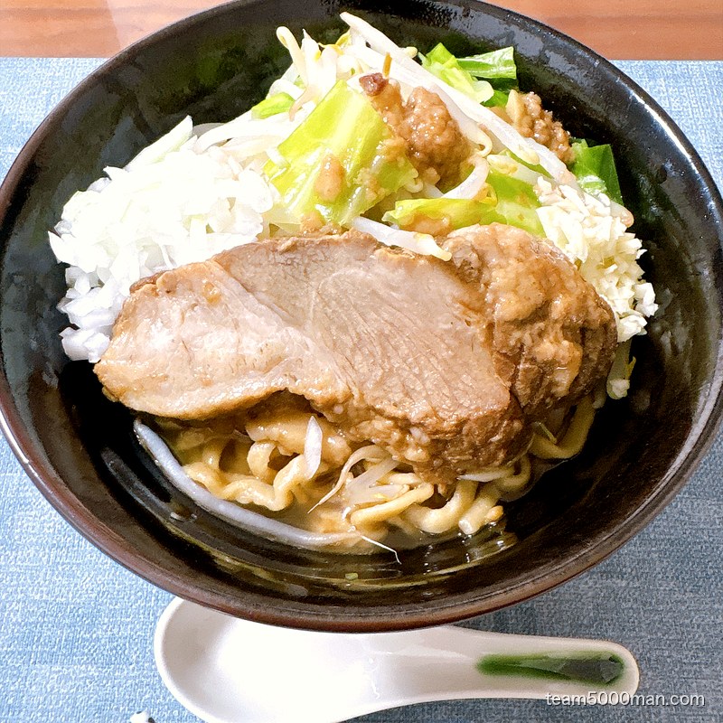 俺の生きる道 汁なしの丼を寄りで。豚の下に極太麺が見える