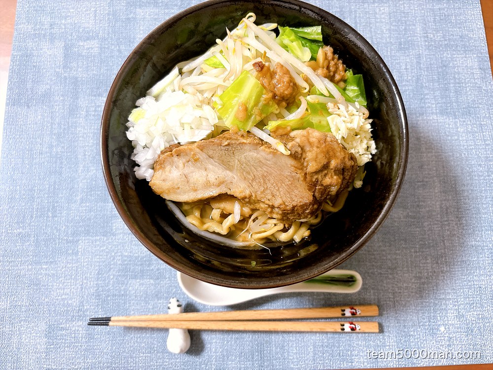 宅麺.comで取り寄せた俺の生きる道「ラーメン汁なしver」。ヤサイ・刻み玉ねぎ・にんにくは自分で用意