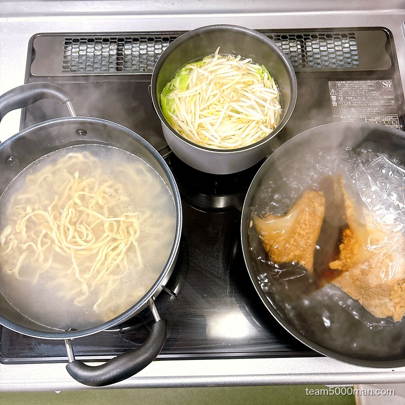 麺・ヤサイ・タレと脂を同時に加熱する