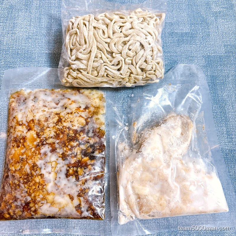 俺の生きる道 汁なしの平打ちウェーブの極太麺