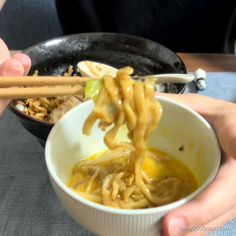 麺を溶き卵にディップしたところ