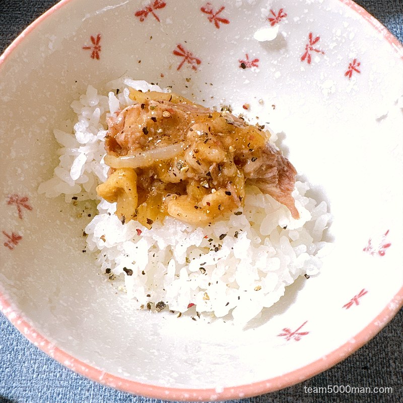 別皿にしたアブラを白飯にのせ、黒胡椒をひと振りした「脂丼」