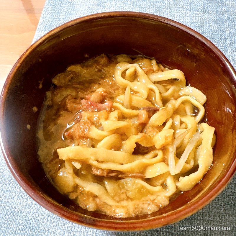 別皿のアブラに麺を入れたアレンジ