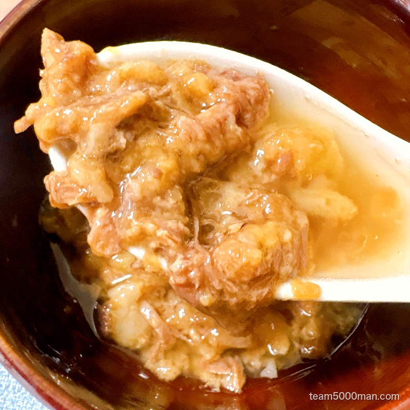 ラーメンマルキに同梱されているアブラ。豚背脂の粒がしっかり残っている