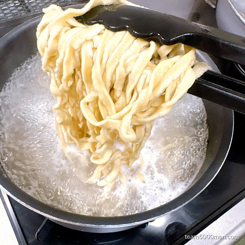 茹でているラーメンマルキの自家製オーション麺。ウェーブがかった細めの平打ち麺
