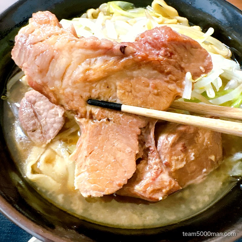 ラーメンマルキの豚を箸で持ち上げたところ。大きめにカットされている