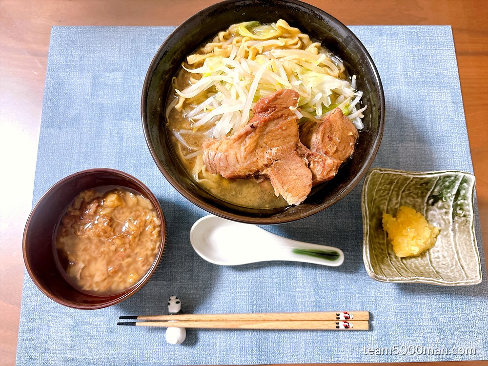 ラーメンマルキ ラーメンの完成丼。別皿のアブラと刻みにんにくを添えた
