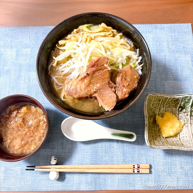 宅麺.comで取り寄せたラーメンマルキ「ラーメン」。アブラは別皿、刻みにんにくは小皿に取り分けた