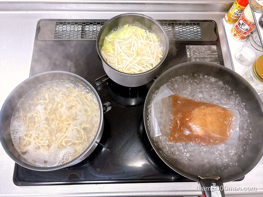 麺・ヤサイ・スープを同時に加熱。今回ヤサイは白だしを入れたお湯で茹でた