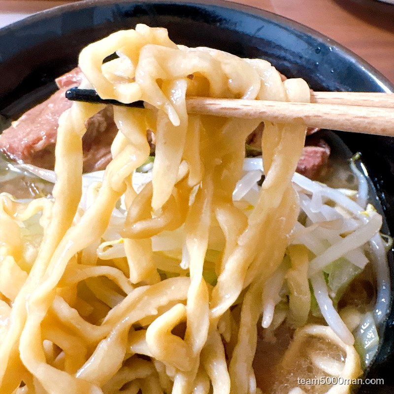 ラーメンマルキの自家製オーション麺のリフト。ウェーブがかった平打ちの麺