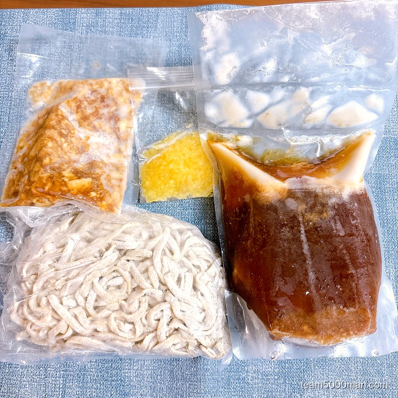 ラーメンマルキ ラーメンのセット内容。麺・具入りスープ・アブラ・刻みにんにくの4袋が入っている