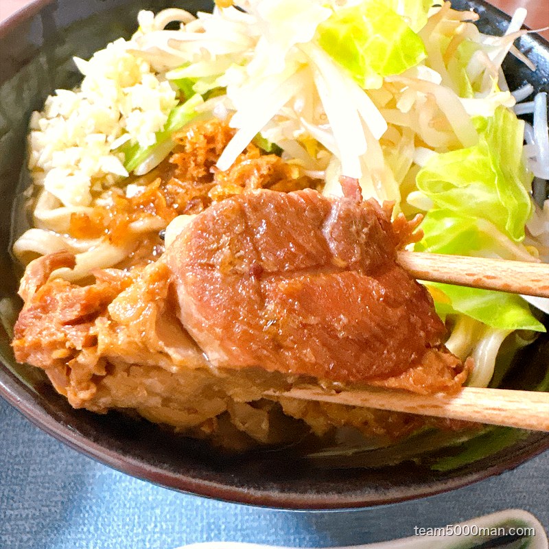 えびラーメンのチャーシューの側面。厚みがよくわかる