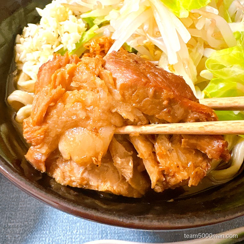 えびラーメンの極厚チャーシューを箸で持ち上げたところ