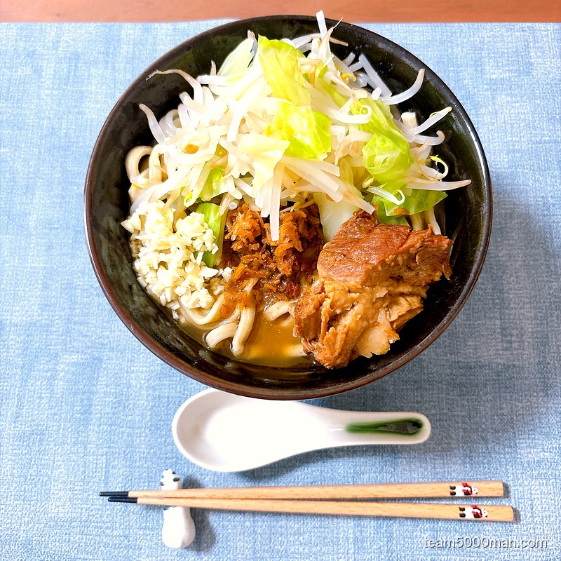 ラーメンゼンゼンのえびラーメンを宅麺.comで取り寄せて完成させた丼。中央に干しエビ、右に極厚チャーシュー