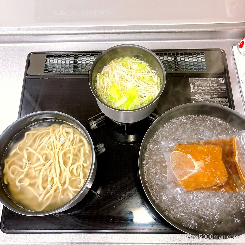 えびラーメンの調理中。麺・野菜・スープの湯せんで鍋を3つ使う