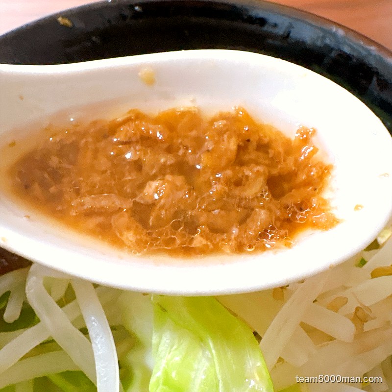 えびラーメンの干しエビをレンゲですくったところ