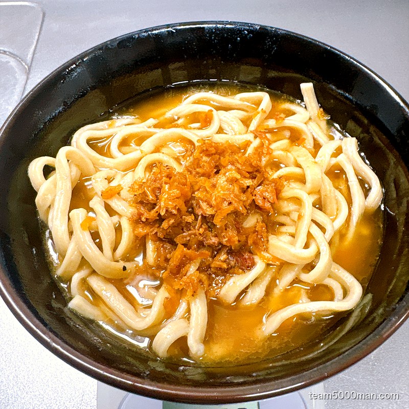 丼に盛ったえびラーメンの麺の上に、干しエビがたっぷり乗っている