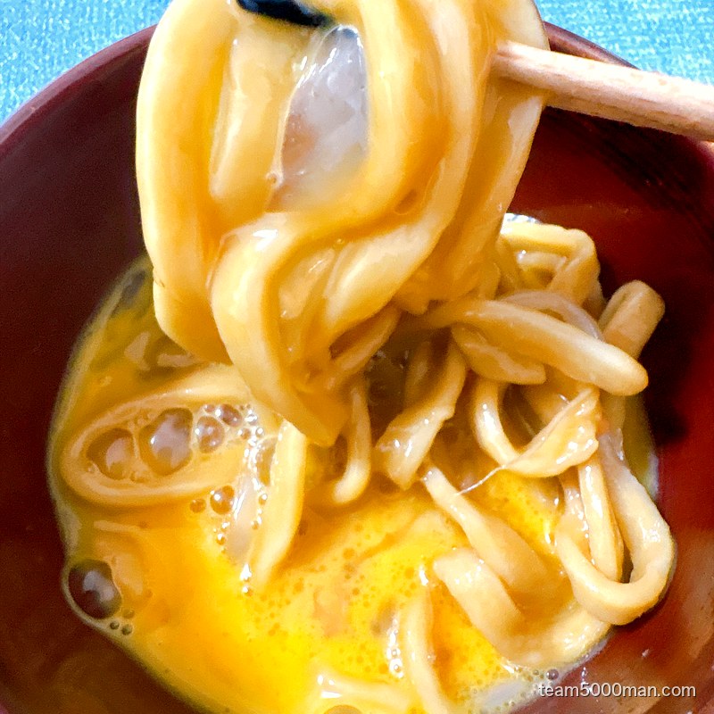 えびラーメンの麺を溶き卵に絡めたところ