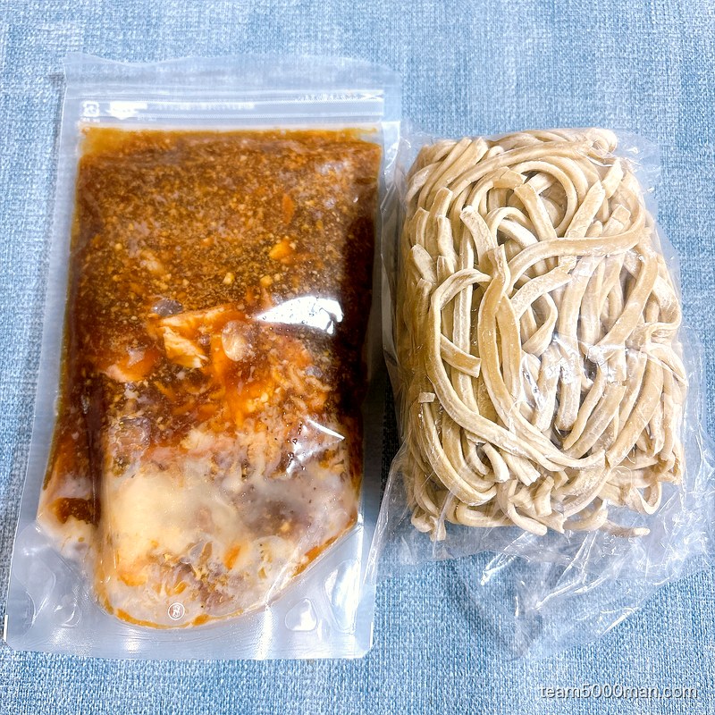 えびラーメンの同梱物。具入りスープの袋と冷凍麺の袋の2点