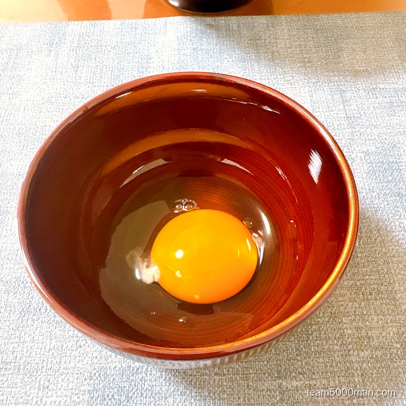 生卵を器に割ったところ