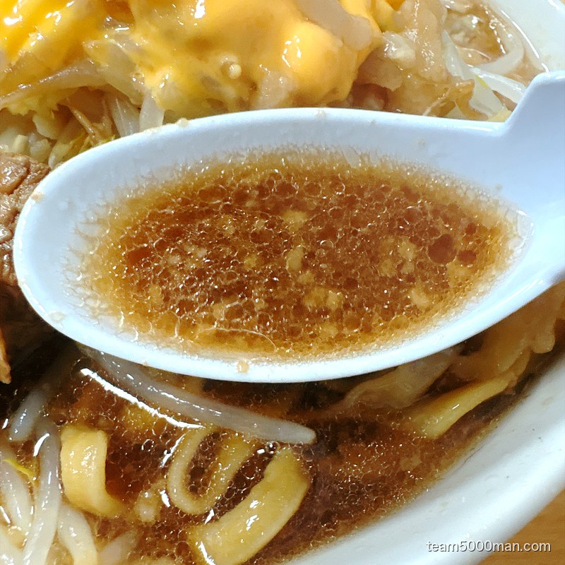 明日へ向かって 非乳化のスープをレンゲですくったところ