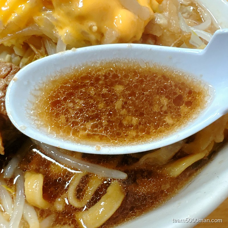 明日へ向かって 非乳化のスープをレンゲですくったところ