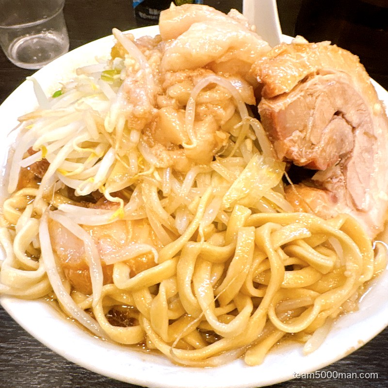 丼の横から見た豚星。の太麺