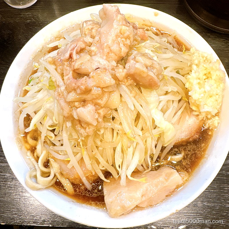 豚星。小ラーメン(豚2枚)の完成丼を真上から。ヤサイの山に背脂と刻みニンニク