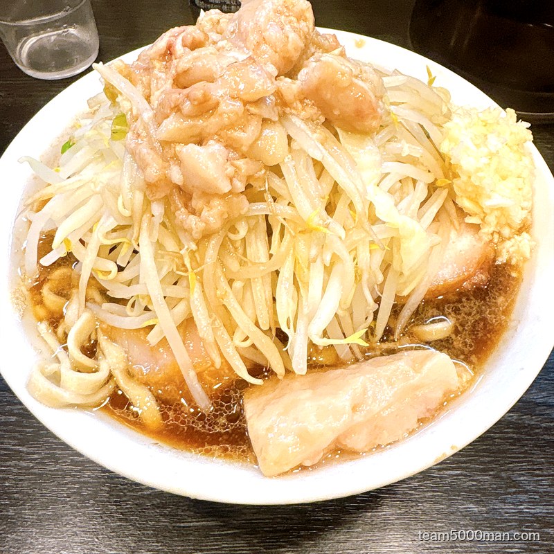 豚星。小ラーメンを斜めから。ヤサイの山と豚、スープが見える