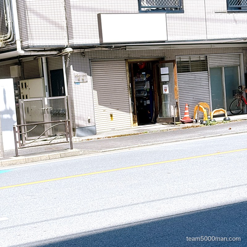 道路から見た豚星。の外観と入口