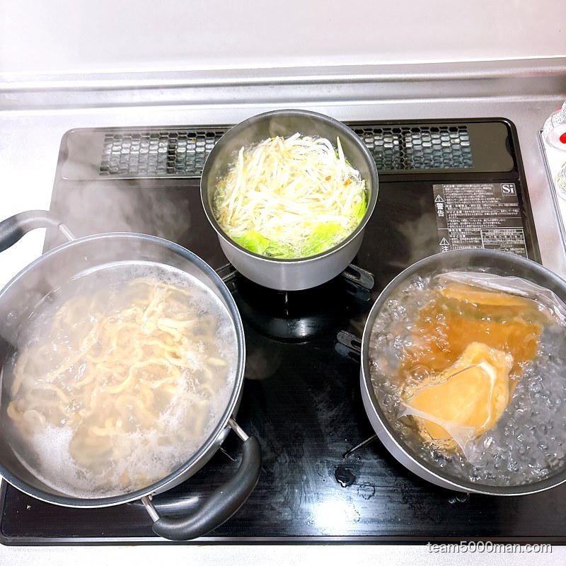 豚仙人 具入りスープの湯煎準備