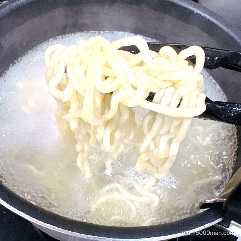 らーめん一二三家 自家製麺を茹でているところ