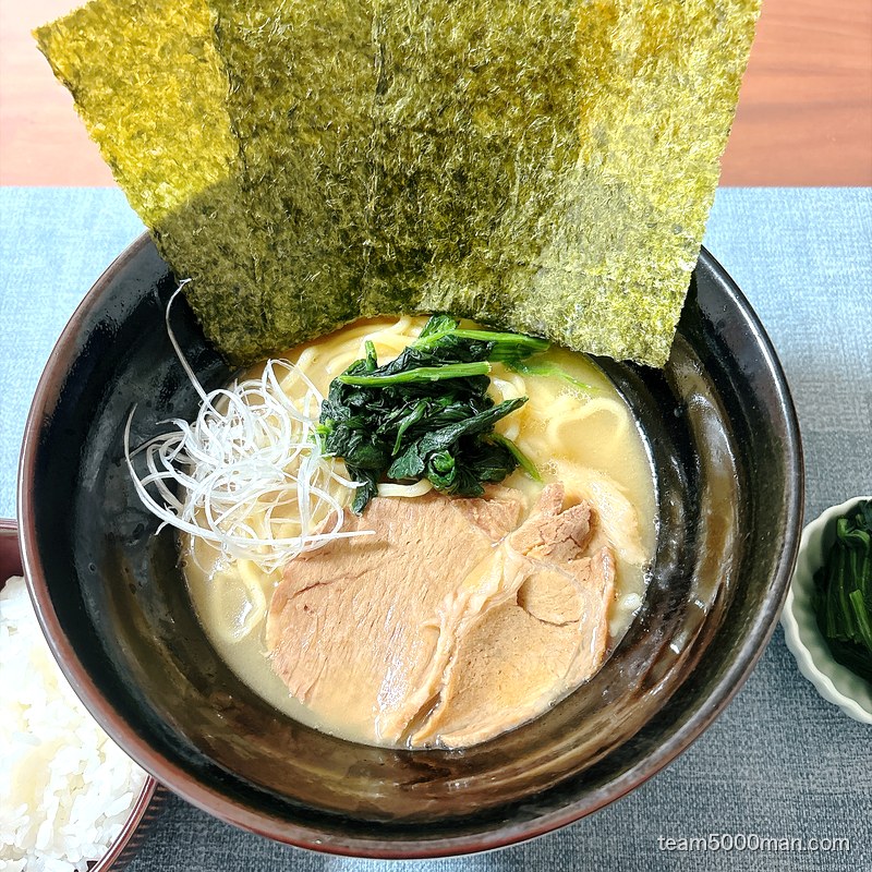 らーめん一二三家 とんこつ醤油ラーメンを斜めから